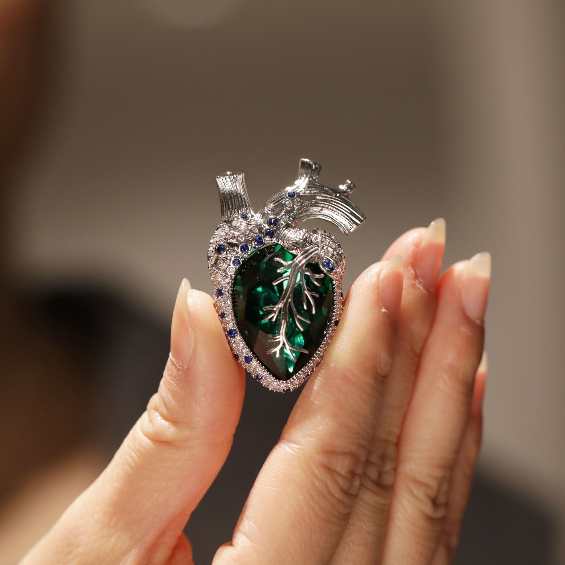 에메랄드 하트 브로치