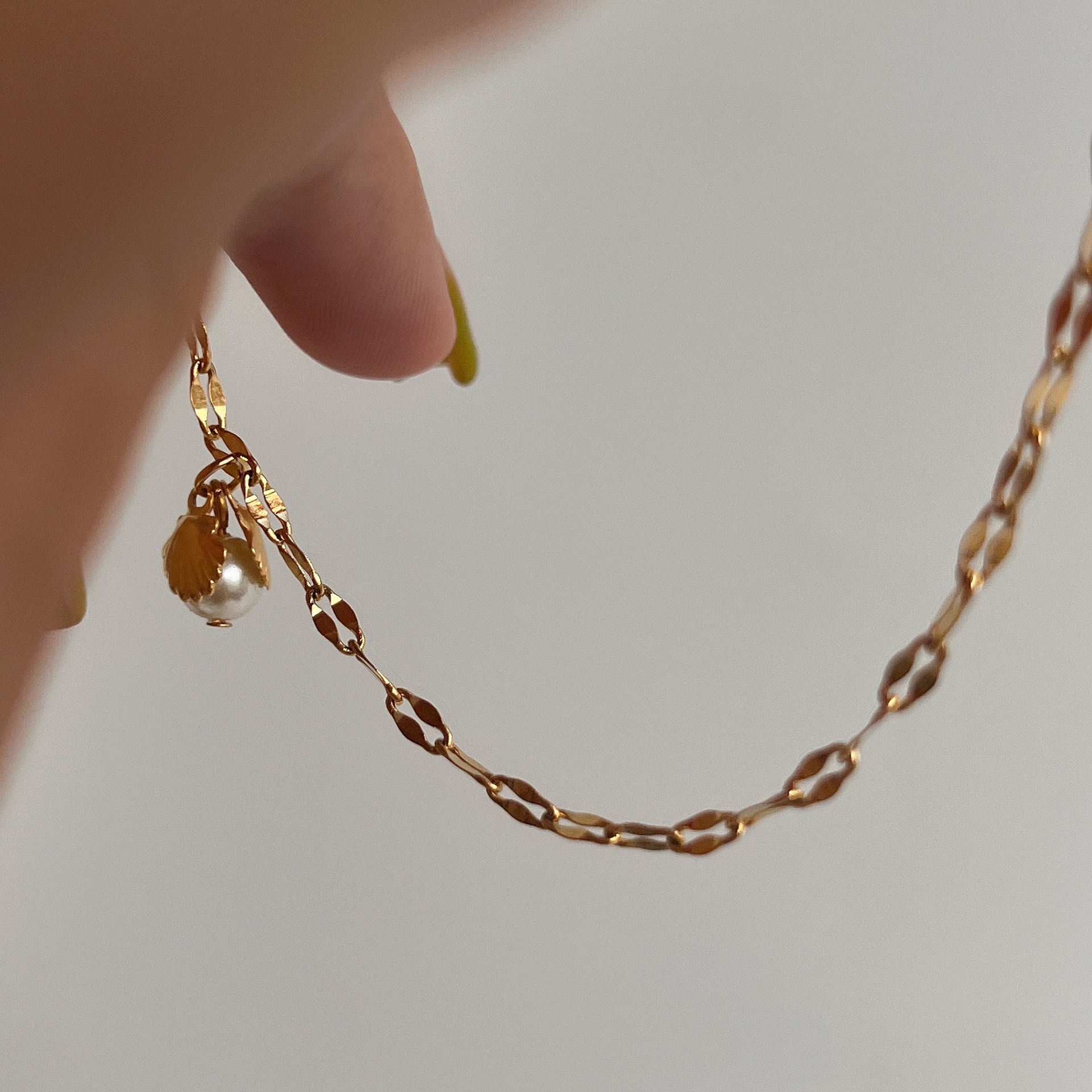 Fábrica de Wenjian al por mayor Europa y los Estados Unidos de moda transfronteriza minimalista estilo retro 18k galvanizado perla de viejas tocalera minimalista