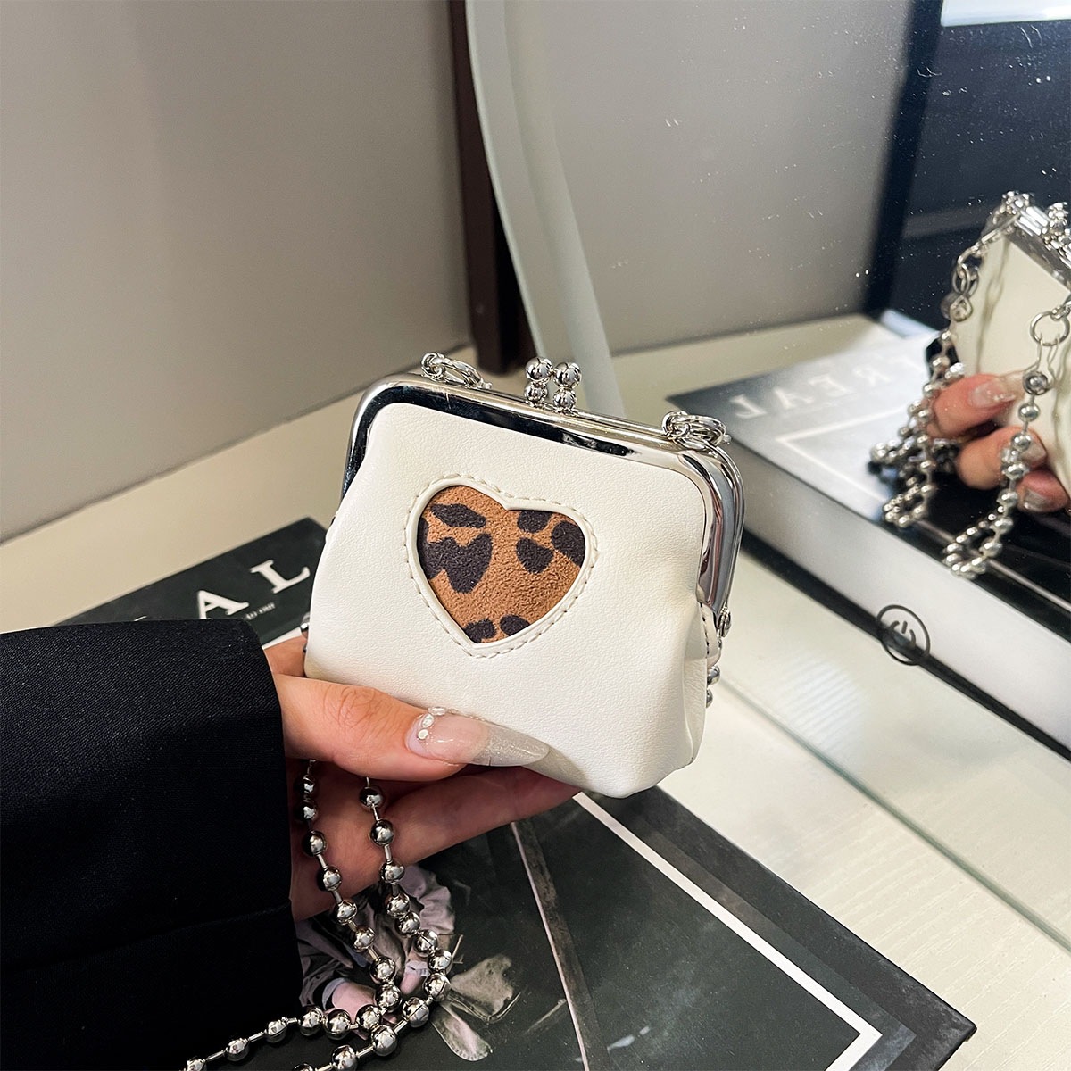 Paquete de cambio 2025 versión coreana de la bolsa de diseño de abanico de color de concha de nicho, cadena de colisión oblicua de todo fósforo, nuevo estilo, mensajero femenino de verano