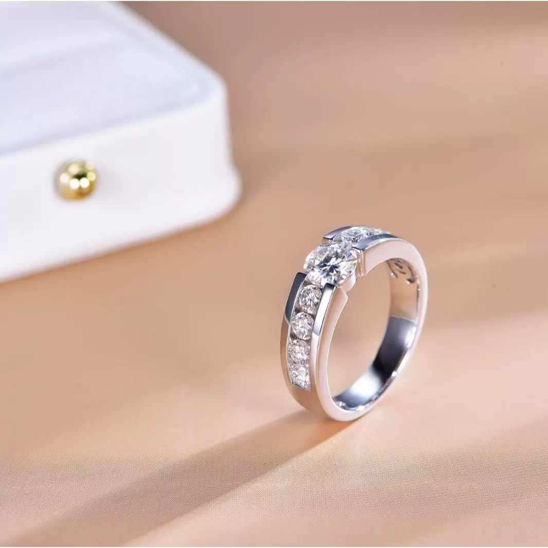 男女同款莫桑石戒高净度强火彩S925银仿真钻戒平替抖音时尚热卖款