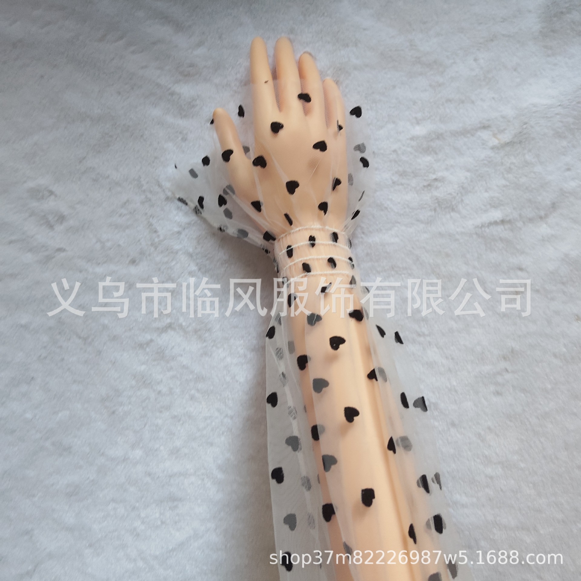 흰색 바탕에 검은 마음