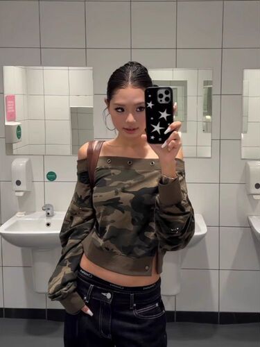 American hot girl slanting shoulder long-sleeved hoodie women early autumn new camouflage design slim slimming short off-the-shoulder top