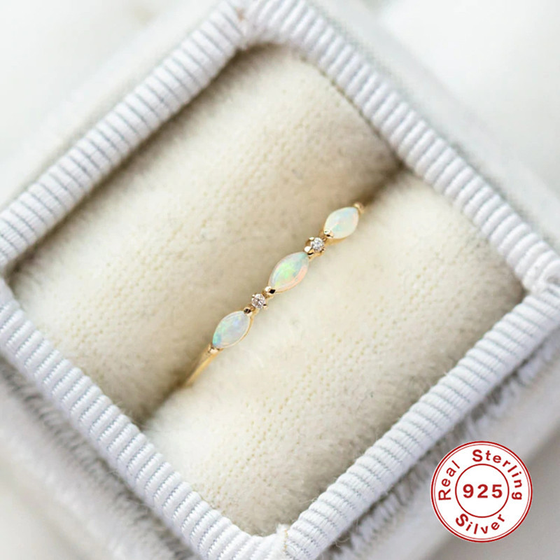 S925 plata de ley elegante lujoso geométrico anillo de compromiso de gemas de diamantes redondos anillos de anillo de pareja de venta caliente en Europa y América