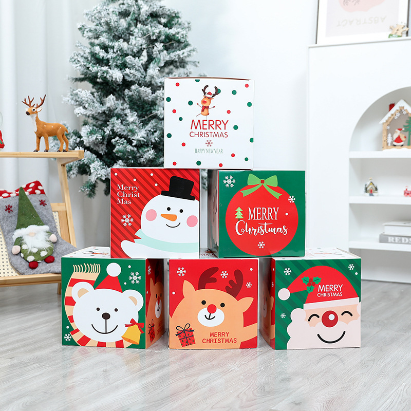 クリスマス装飾ギフトボックスの店頭デパートのショーウインドーのシーンにクリスマスツリーの下に飾られたギフトボックス|undefined