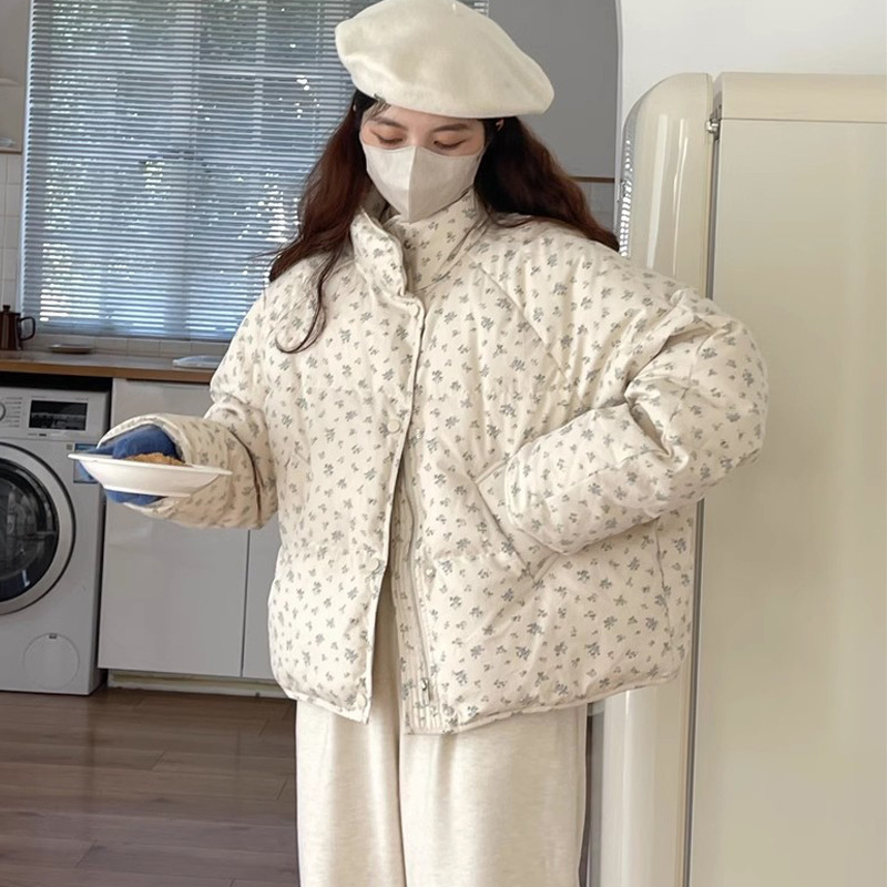 ダウンコットンジャケット女性のための 2025 冬の新しいスタイル小花柄ショートコットンジャケット新鮮で甘いスタンドカラーパンジャケット