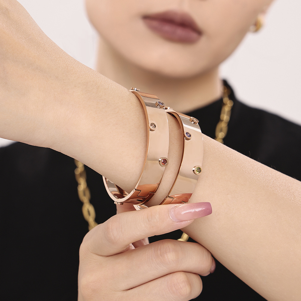 Brazalete de textura de zircón de color incrustado a mano Europa y Estados Unidos de acero inoxidable transfronterizo no desvanecido pulsera de viaje de moda