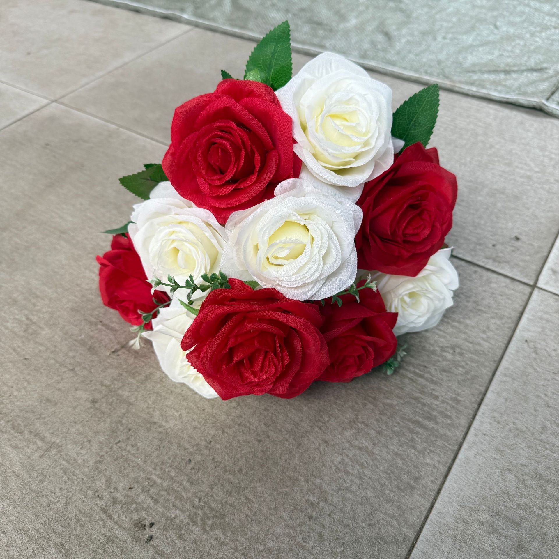 White and red color combination [10 heads]