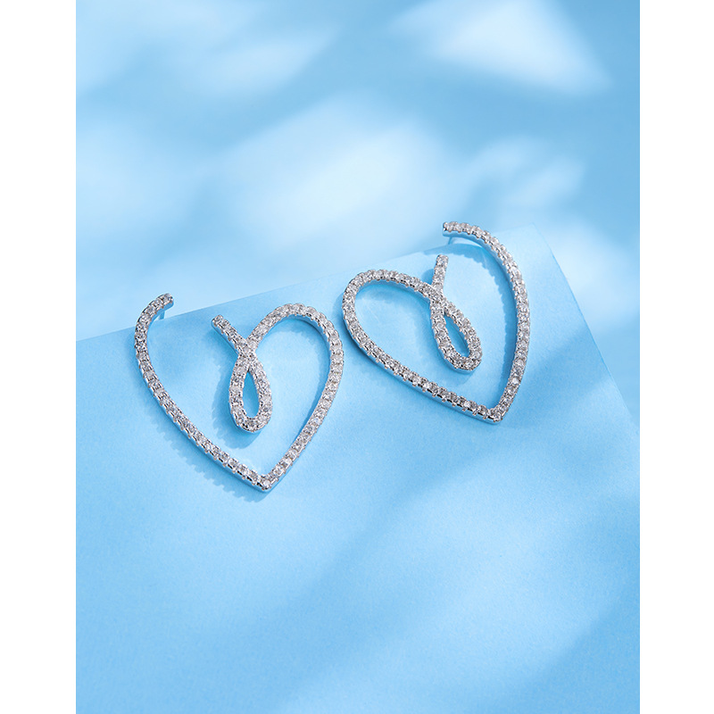 Lleno de diamantes pendientes encantadores para las mujeres 925 Luz de plata de lujo de alto grado temperamento nicho diseño pendientes en forma de corazón pendientes Nuevo