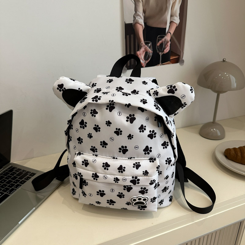 Bolso desnudo de pies negros