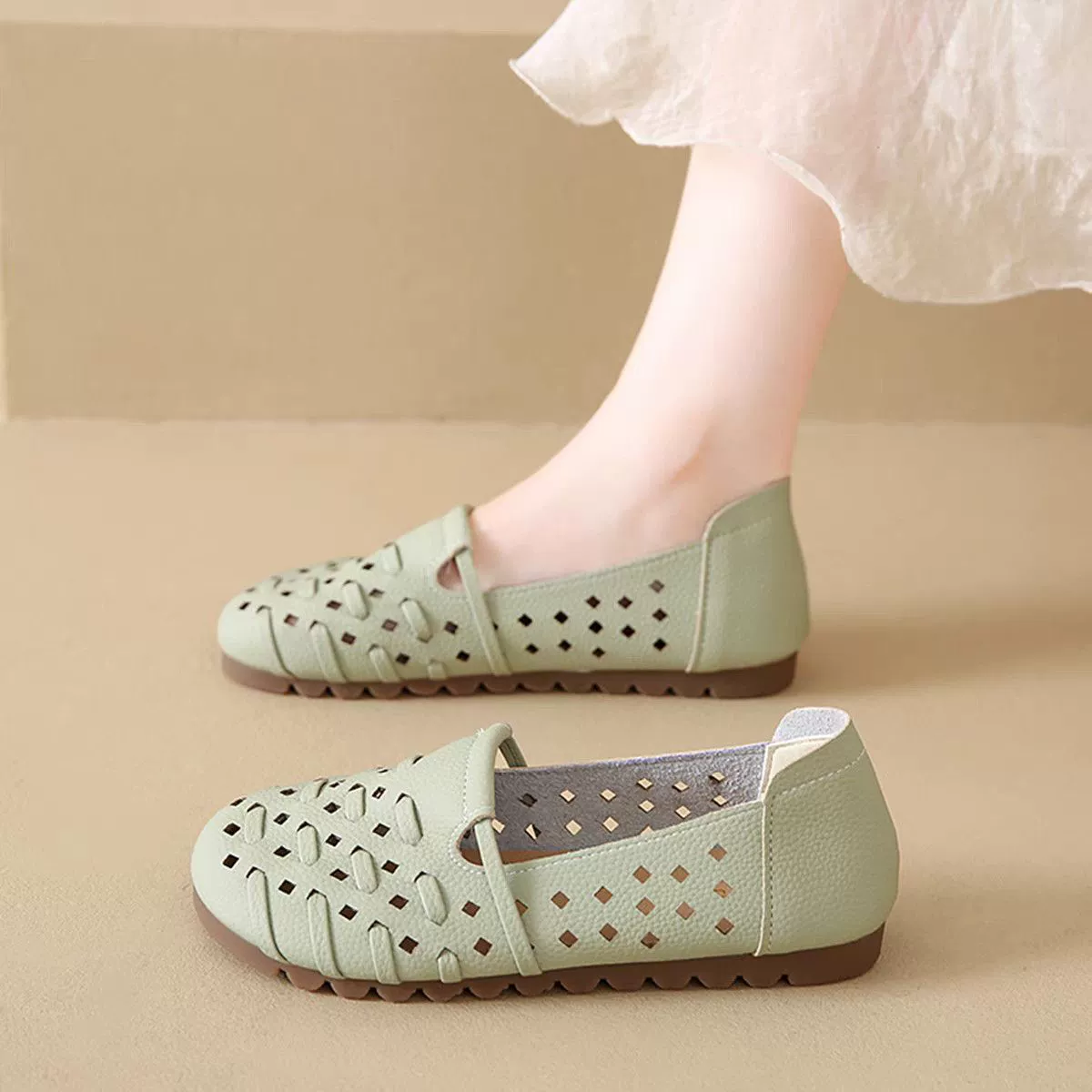 Летние женские мокасины 2025 года, мягкая подошва, дышащие, нескользящие, удобные, с вырезами.