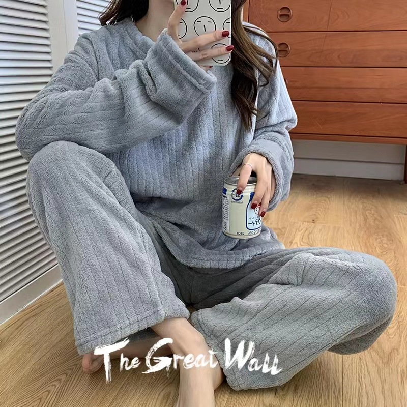 Traje cálido Crescent City 2025 invierno nuevo pijama de terciopelo coral de talla grande con rayas verticales gruesas para estar en casa