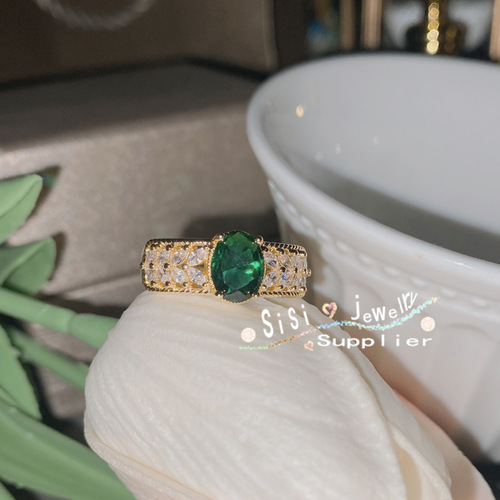 Sisi Italian palace hollow pattern colored sapphire blue corundum ring Haute lace emerald spindle ring
