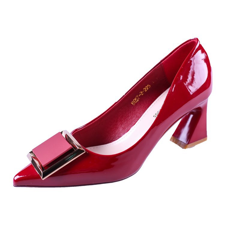 Sexy tacones rojos para mujeres 2024 nuevos tacones gruesos puntiagudos poco profundos botones cuadrados franceses chicas zapatos de matrimonio de cuero lacado