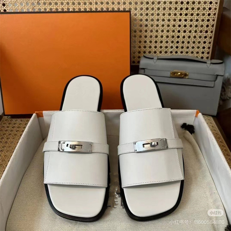 미색 광택 표면