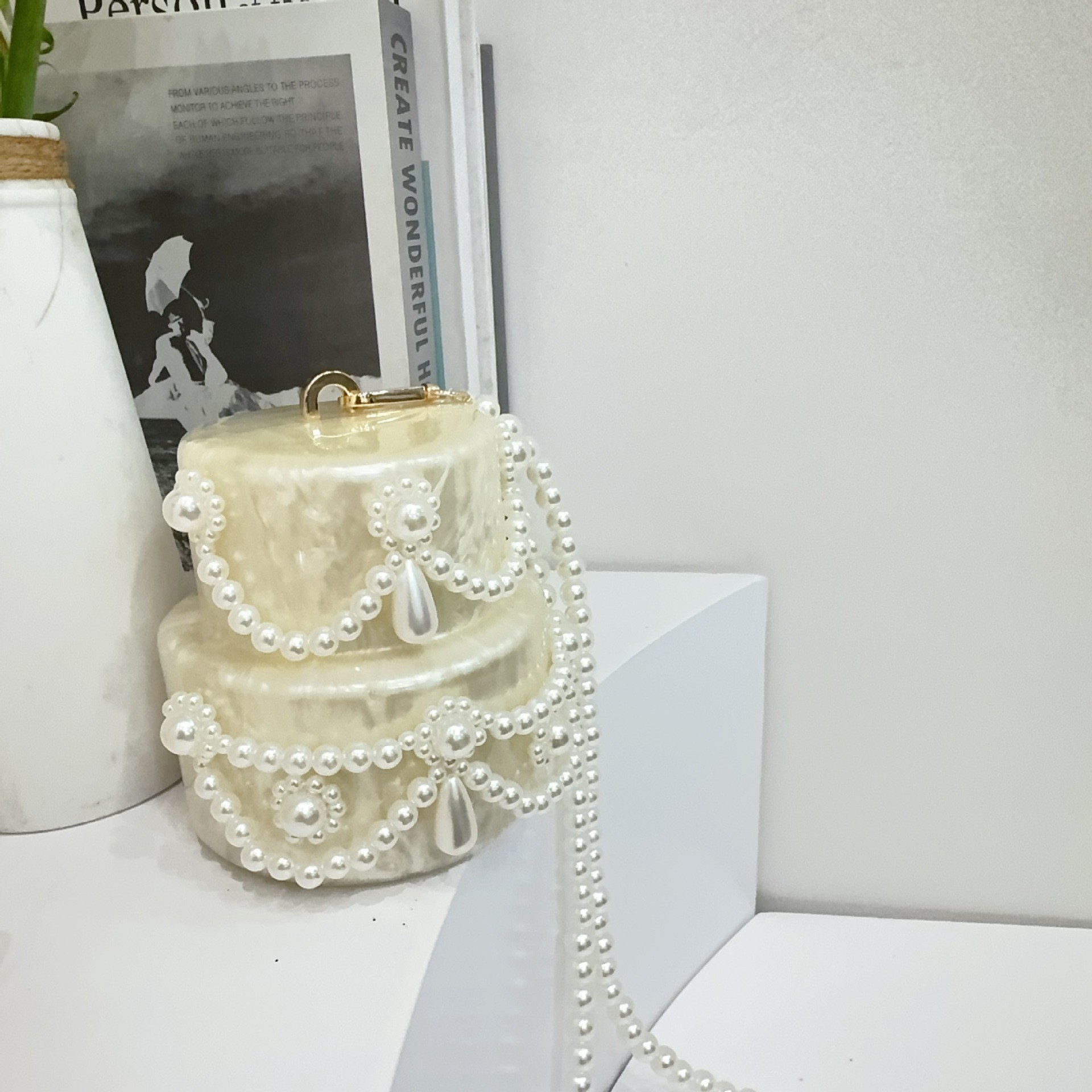 Europa y los Estados Unidos nuevas bolsas de cena de damas un solo hombro inclinado para la fiesta de bodas bolsas de mano de perlas acrílicas especiales bolsas de cena