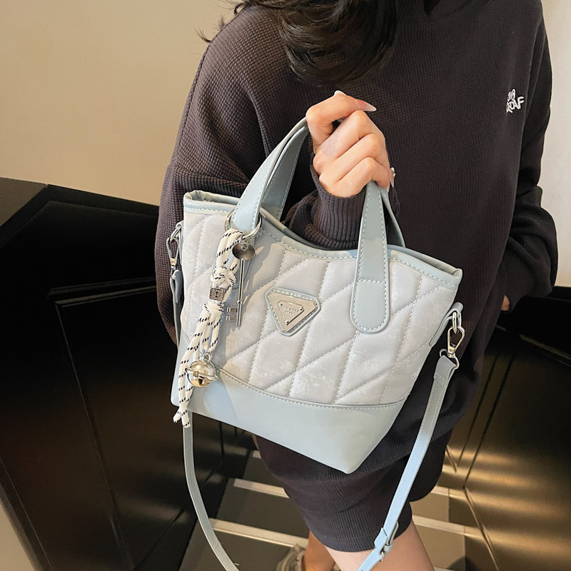 Bolso de cubo portátil de diamante de fuego súper caliente para mujer 2025 nueva tendencia bolso de hombro de todo fósforo bolso de mensajero de moda de nicho transfronterizo