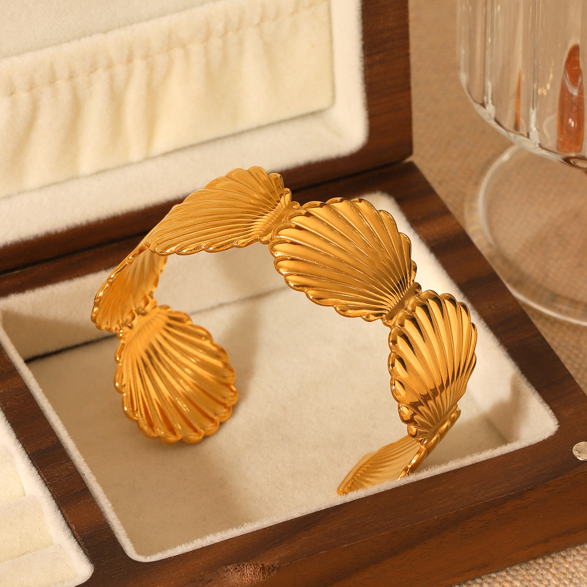 Pulsera de acero inoxidable de concha de oro de 18 quilates de estilo marino europeo y americano pulsera de mujer que no se desvanece