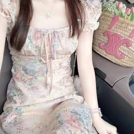 法式茶歇刺绣碎花方领连衣裙女夏季新款收腰显瘦度假提花系带长裙