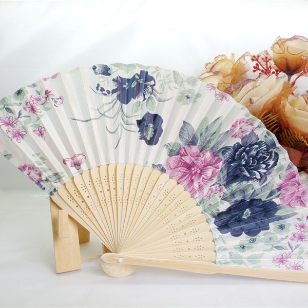 Hay en stock Changsha regalo ventilador 21cm estilo japonés bambú seda ventilador color primario hueso satén paño ventilador