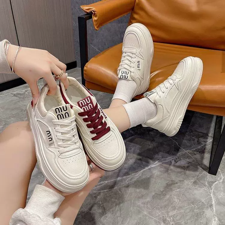 Толстая подошва, увеличенные маленькие белые туфли, женские 2024 осень-зима, новые дикие дышащие туфли, круглые шнуровки, спортивные повседневные туфли