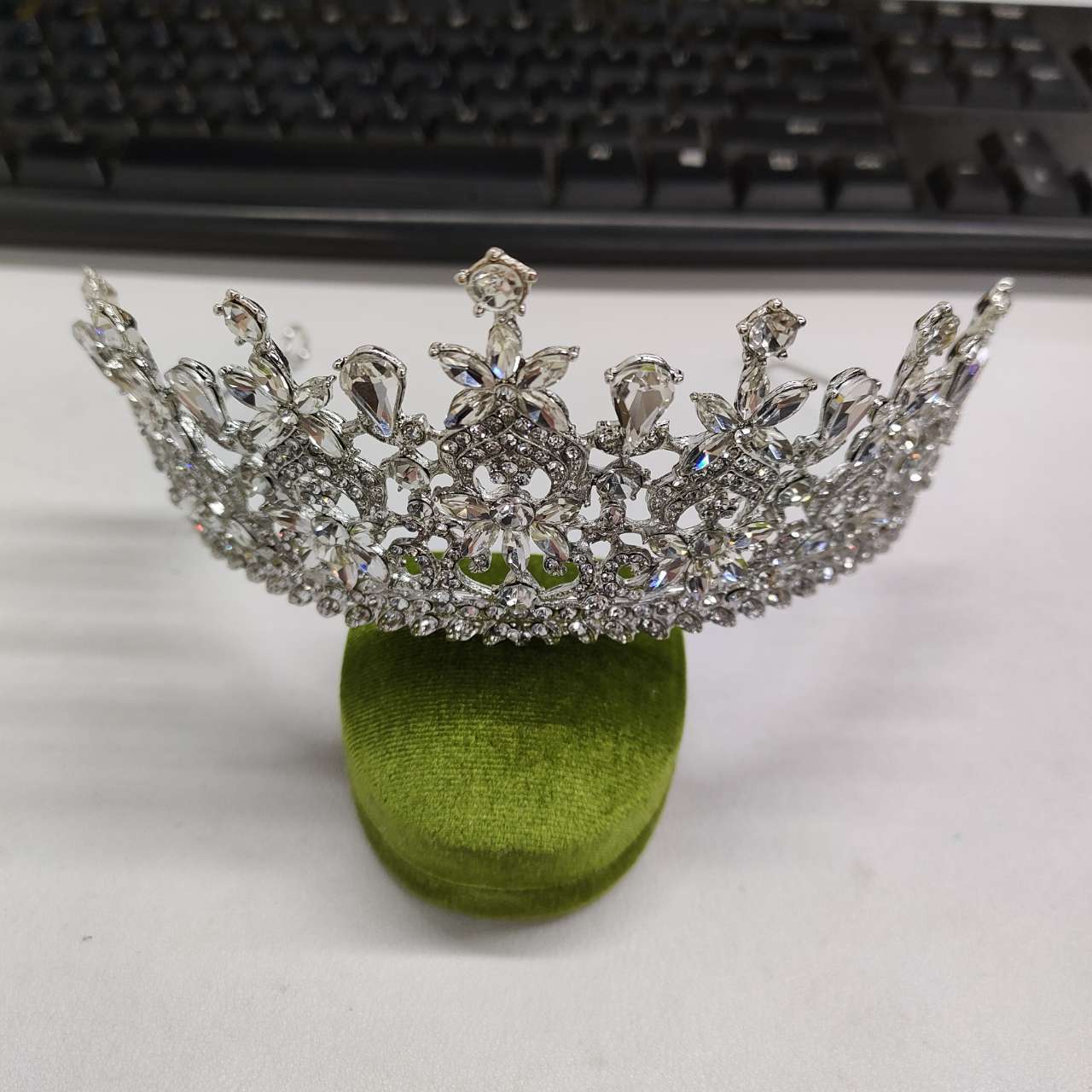 27# Diadema - Corona envuelta con patrón de flores de diamantes plateados