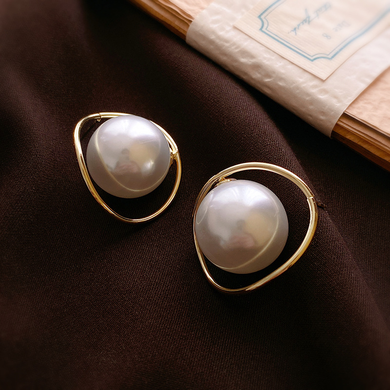 Elegant Irregular Pearl Stud Earrings Gold Plated Silver Needle_voghion.com