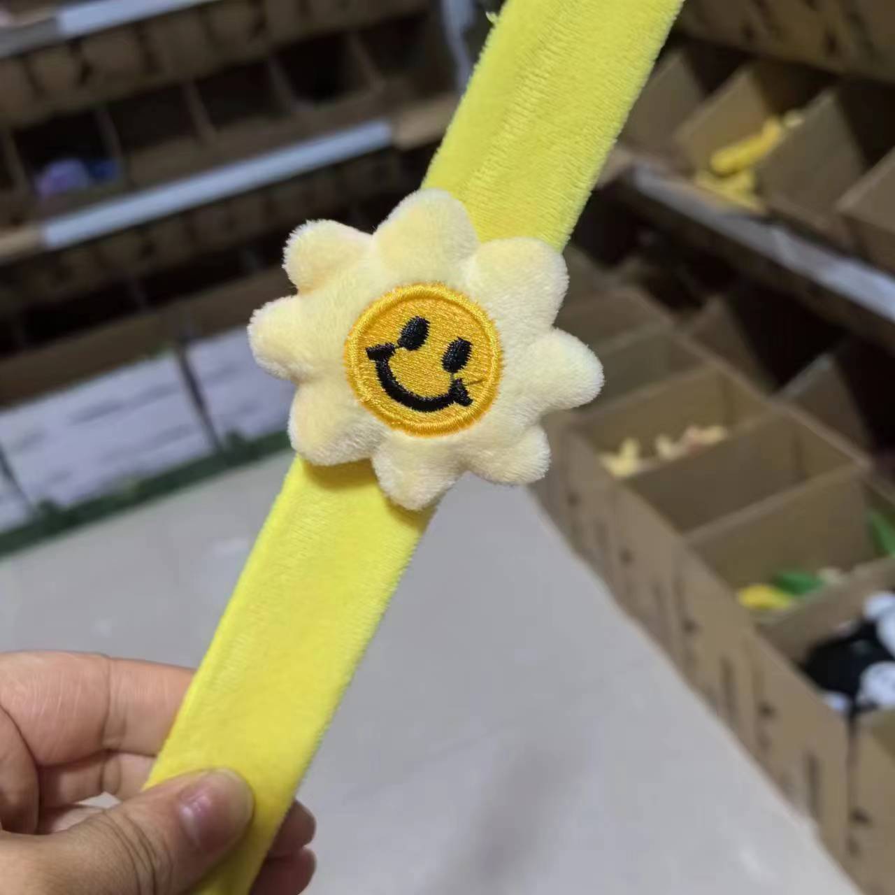 Anillo pequeño amarillo solar