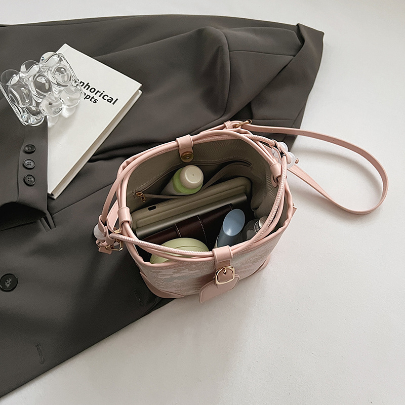 Nationalt nichedesign super populær vestlig bucket-taske, ny kinesisk stil 2024 enkelt skulder crossbody-taske_voghion.com