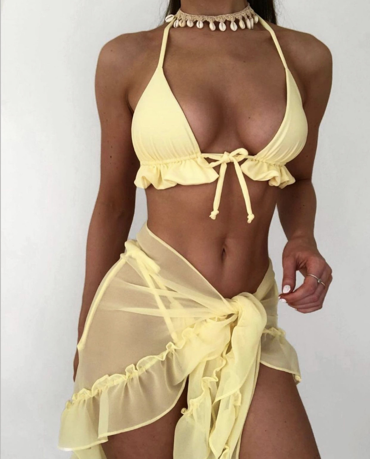 conjunto de tres piezas de bikini de color liso con cordones y cuello colgante con volantes NSCSY123269