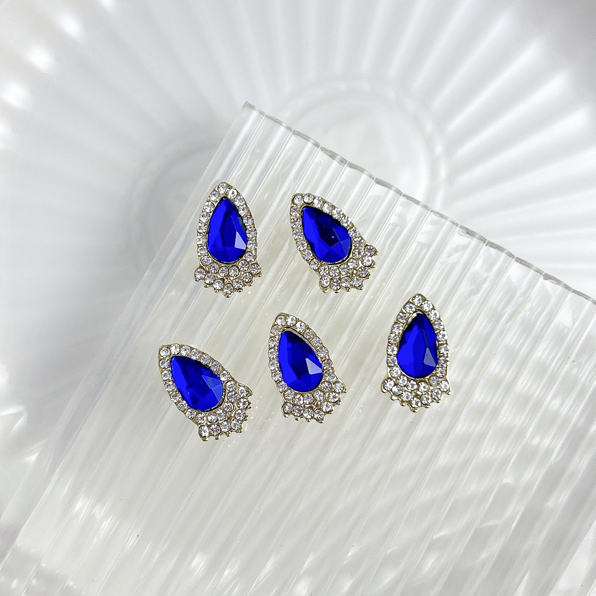 Nueva aleación china joyas de manicura taladro explosión grasa flash Fang amor gota de agua XiFeiYuan la misma armadura de la corte con taladro
