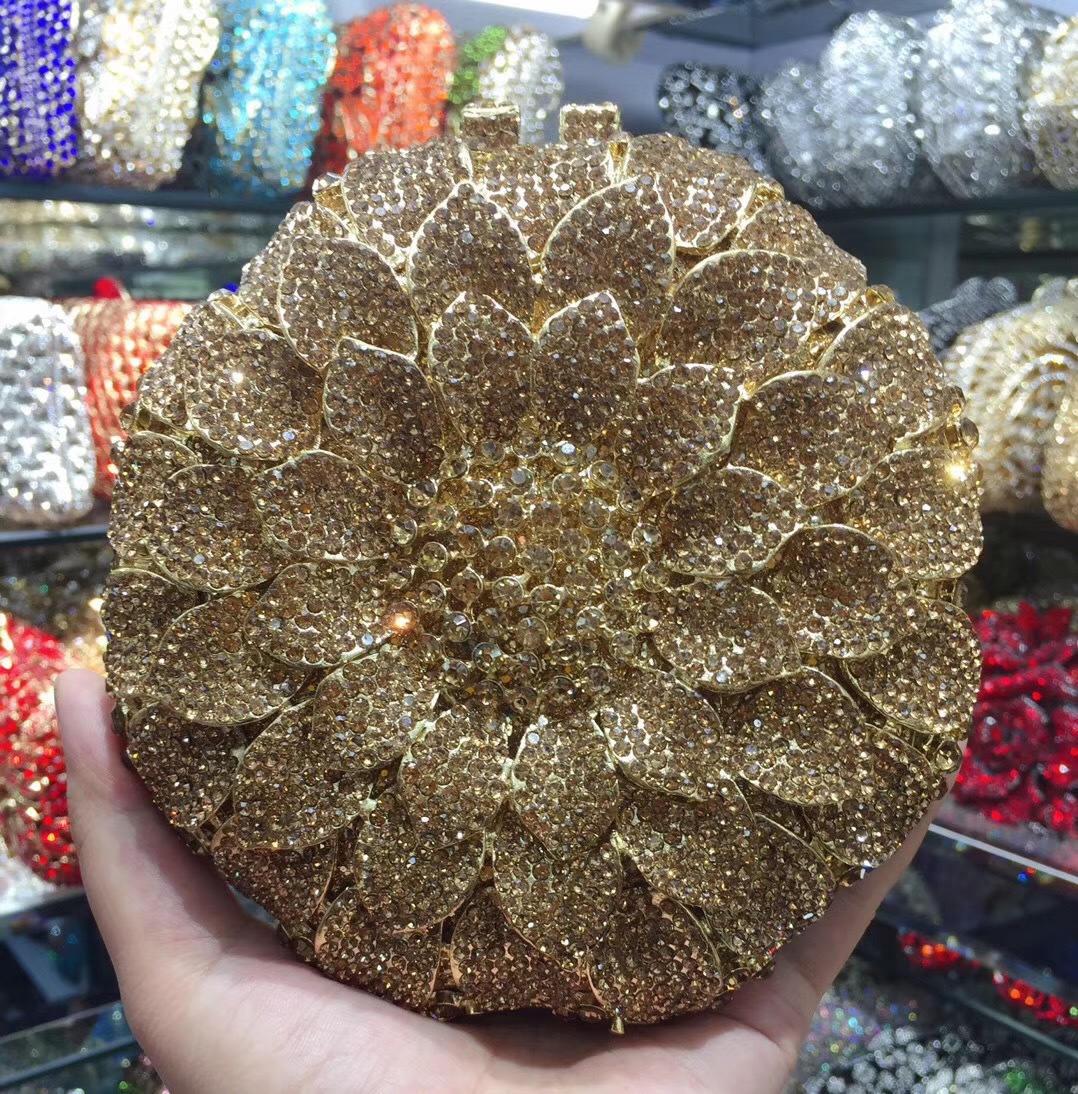 Đế vàng với kim cương vàng