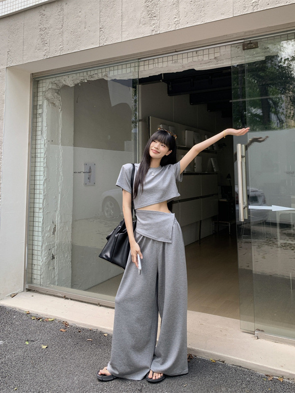 2025 夏の新スタイルシンプルな無地半袖 Tシャツニッチデザインルーズワイドレッグパンツレディースファッションスーツ|undefined