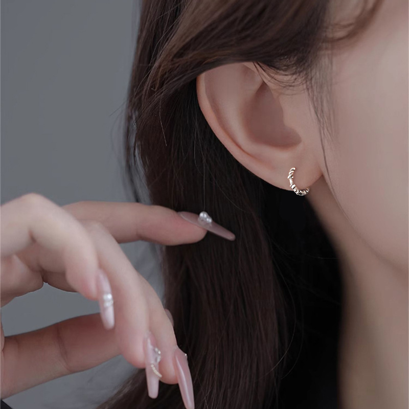 暗黑港风中性小耳圈耳环女个性蹦迪日韩版圆圈复古做旧荆棘耳扣男