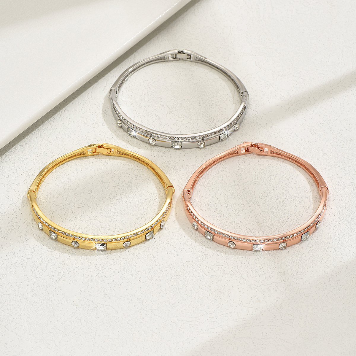 Nuevo brazalete de amor transfronterizo de mujer alta sensación de pequeña pulsera de diamante exquisita hueco cuadrado joyas de lujo ligeras al por mayor image 4