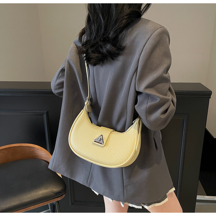 The 2025 new underarm bag for women is a simple and versatile single-shoulder crossbody bag. It is a popular and niche designer crescent-shaped women's bag undefined
