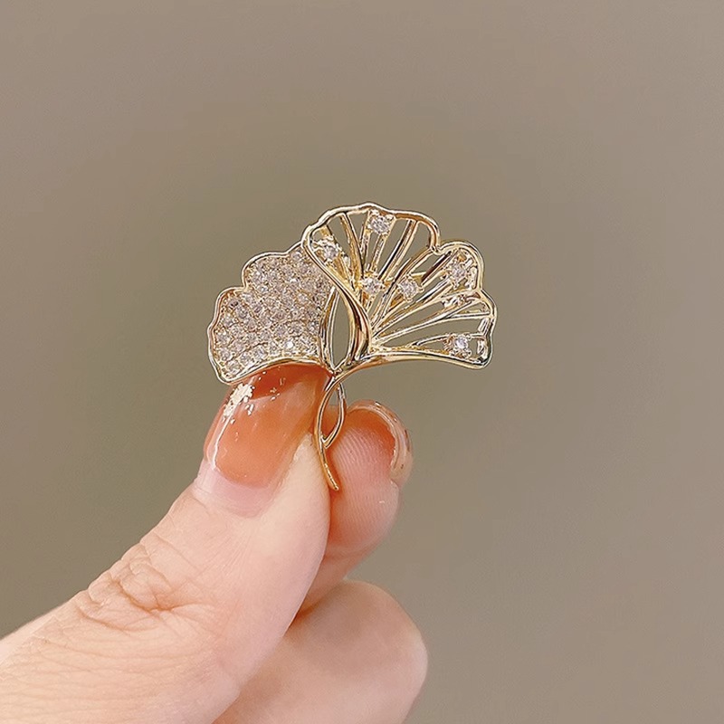 24 new simple brooch women's high-end anti-light ginkgo leaf small brooch high-end niche fixed clothes pin
