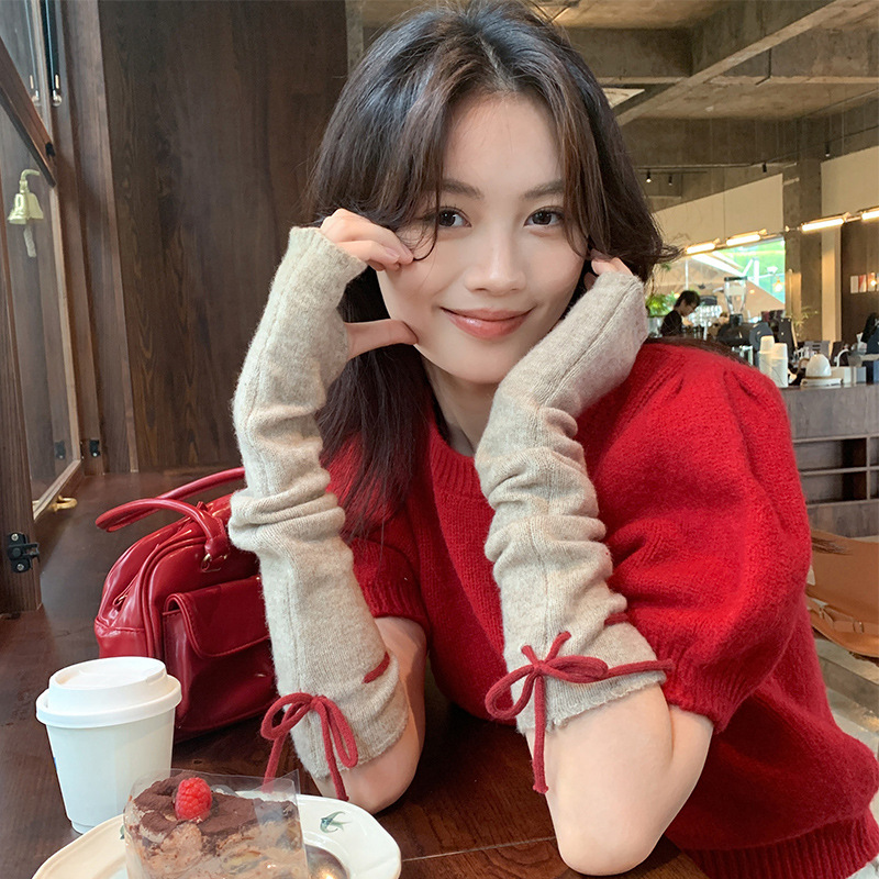 Knitted woolen gloves
