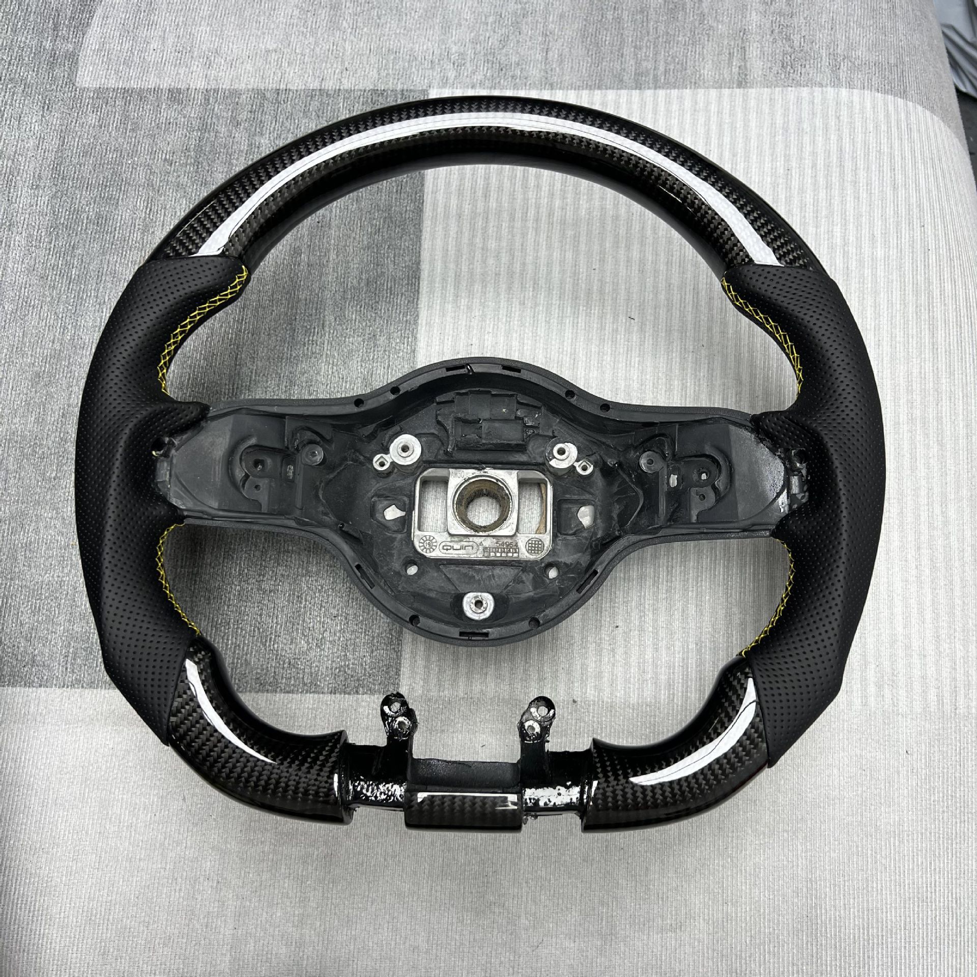 Source Factory Car Steering Wheel Modification, Suitable for Mercedes E-Class Car Carbon Fiber Steering Wheel Processing and Customization