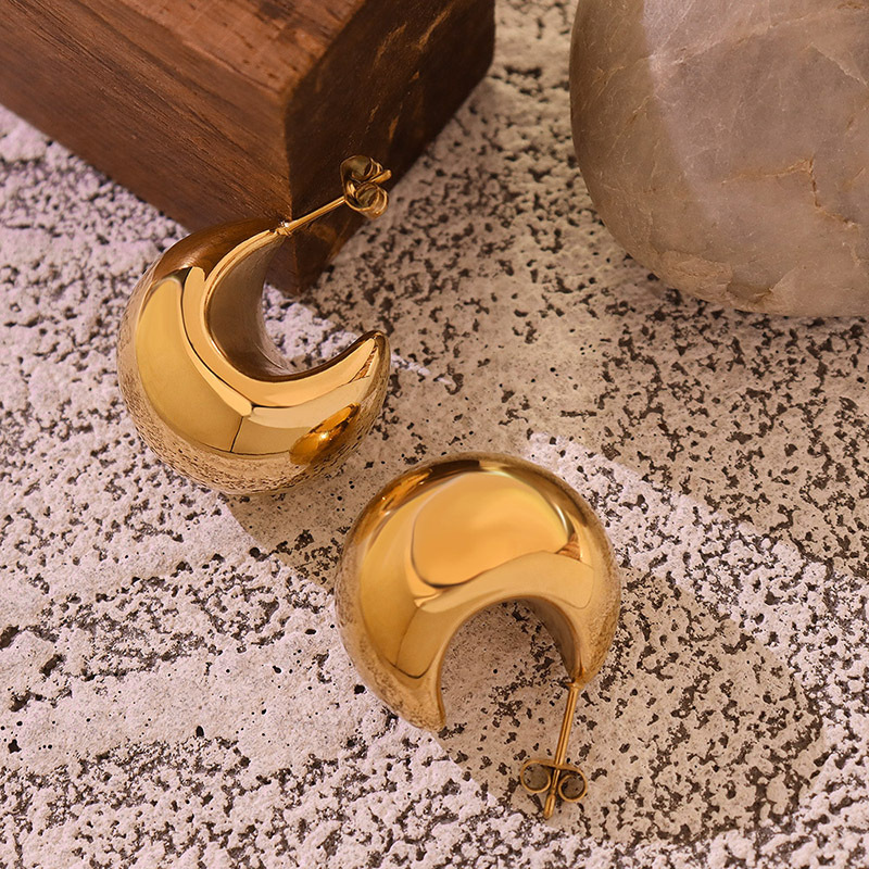 Europa y América ins Nueva joyería elegante no se desvanece estilo retro hueco pendientes en forma de C de titanio Chapado en acero 18K pendientes de oro real