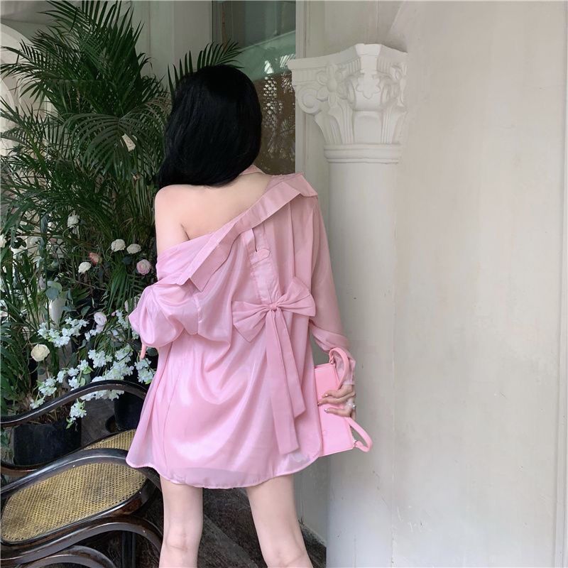 薄いタイプの微透長袖日焼け止めカーディガンの背中には、青いシャツ付きの女性夏のファッションカジュアルシャツのコートがあります。|undefined