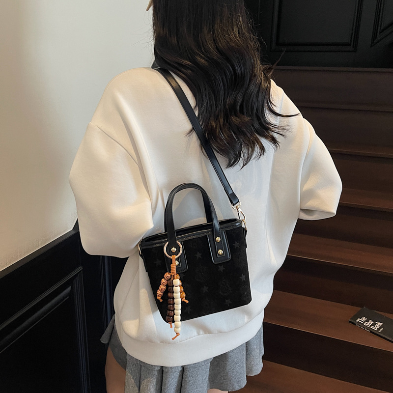 Popularidad transfronteriza retro bolso de cubo portátil para mujeres otoño / invierno 2025 nueva moda versátil bolso de hombro simple mochila