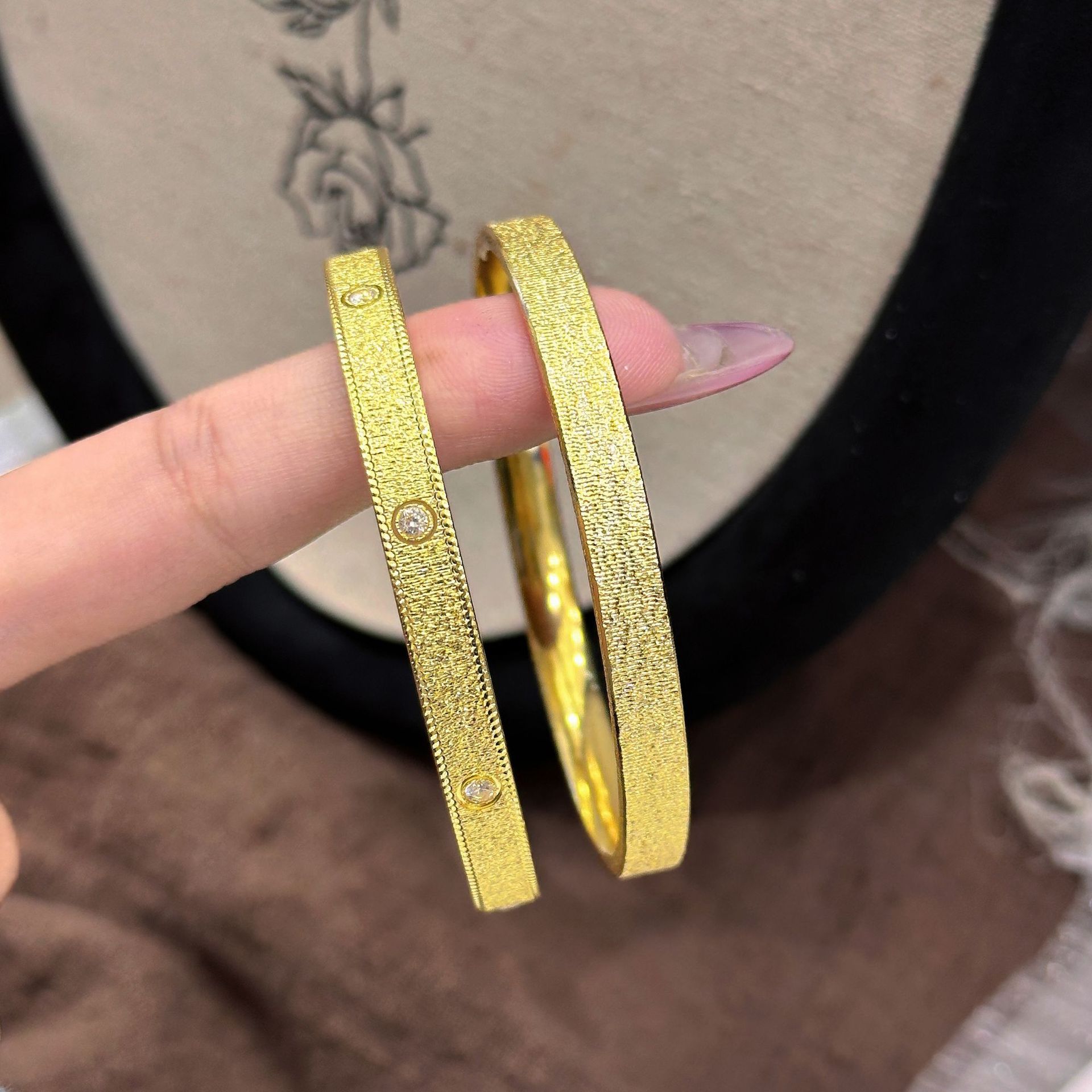 2025 nueva venta caliente de tecnología CNC pulsera de dibujo de alambre para mujeres diseño minimalista pulsera dorada de alta calidad para mujeres al por mayor