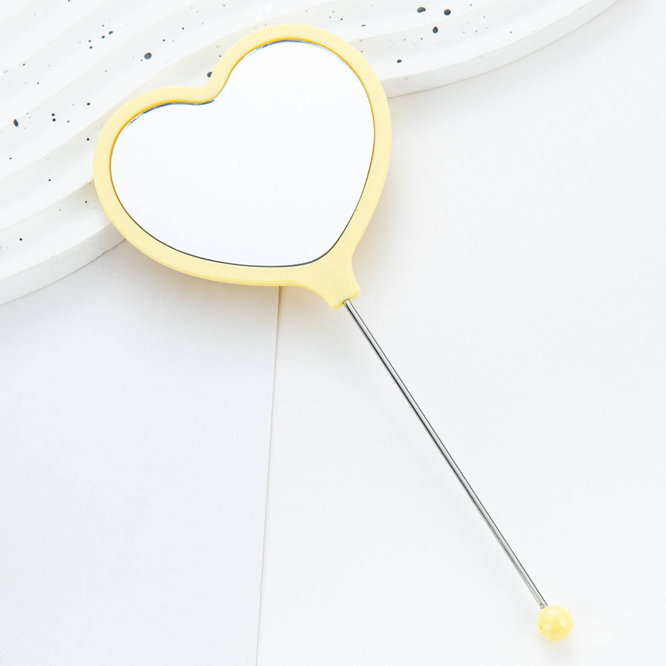 Espejo pequeño con cuentas de bricolaje de amor multicolor Espejo portátil de alta definición Espejo de mano con mango para niñas Espejo de maquillaje