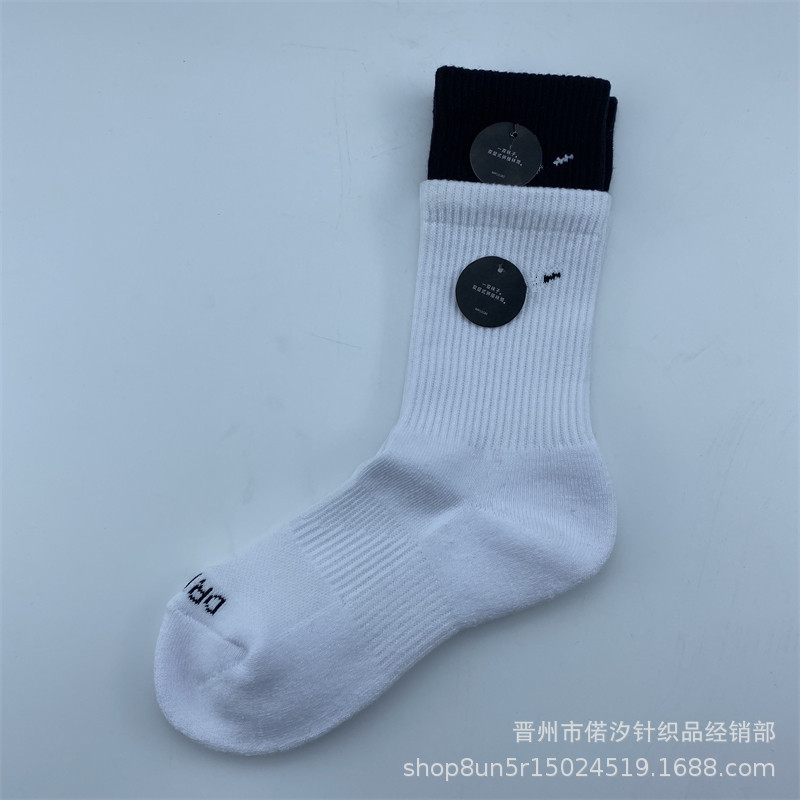 2023新品の偽の2つのつなぎ合わせのスポーツの靴下の中で筒の高い筒の男女の同項のマカロンカラーの厚いタオルの底