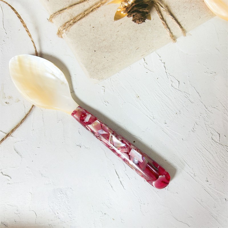 큰 빨간 숟가락