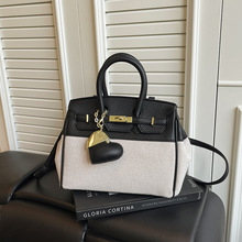 ��������Ů�ļ��¿�r�и����μ�б���С�������K���