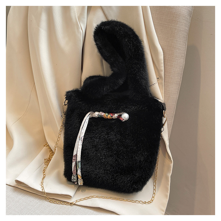 New plush with fashionable niche design, simple shoulder bag, Korean style artistic and casual versatile crossbody bag_voghion.com