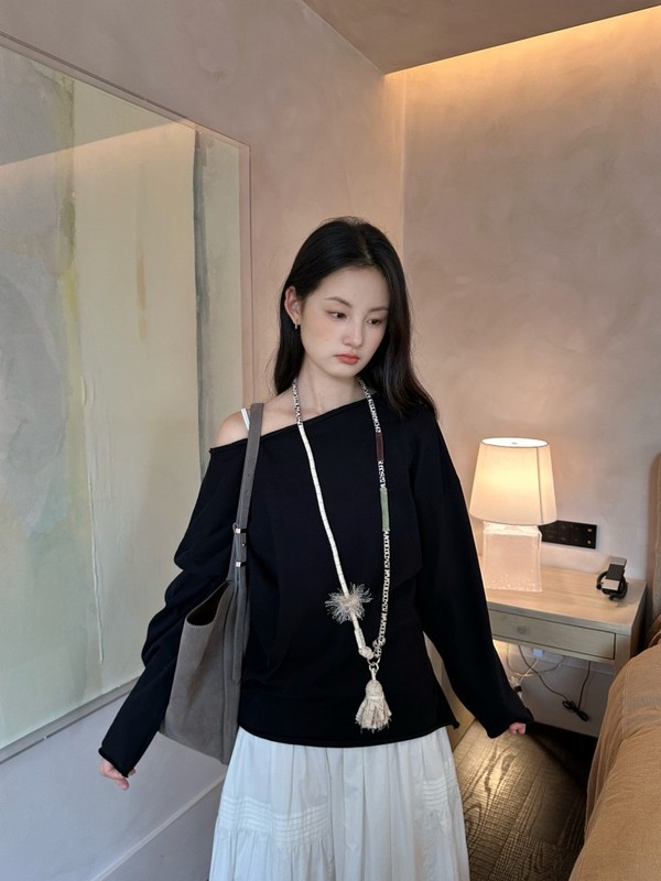 DIGM | 2025秋季极简慵懒风松弛感不规则开衩卷边露肩T恤女A09195|undefined