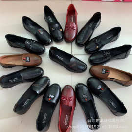 2025新款中老年妈妈皮鞋平底轻便老人鞋女软底休闲鞋库存尾货鞋子