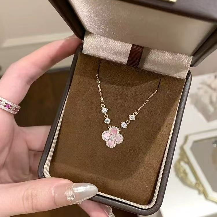 "Qimeng Tianying" Vintage Cherry Blossom Pink Mother-Of-Pearl Four-Leaf Clover Necklace for Women, Exquisite and Luxurious Clavicle Chain with a High-End Feel